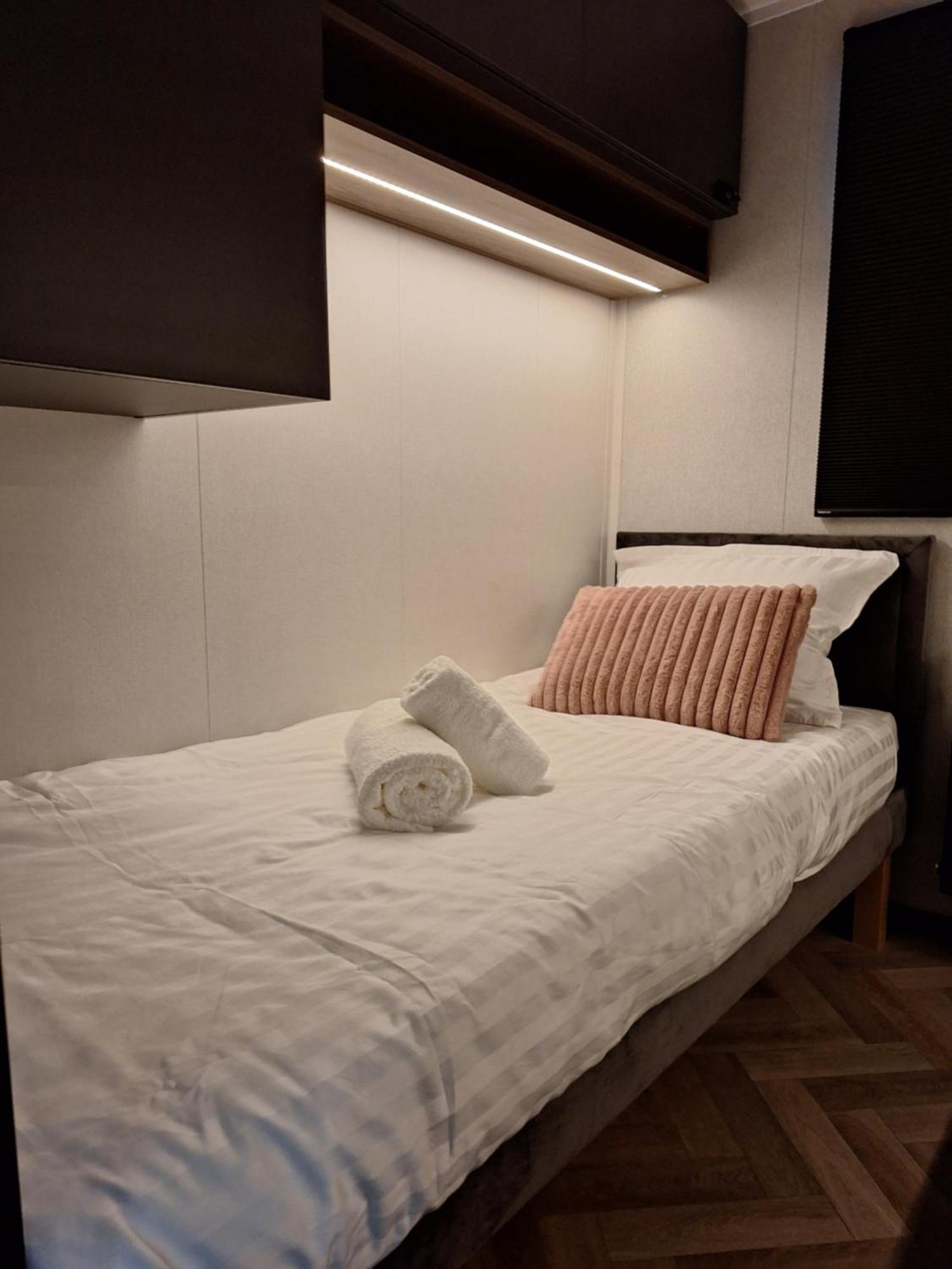 'Relax Lodge Sea' - Wellness Lodge In Zeeland - Private Sauna - Airco - Garden - Outdoor Swimming Pool - Free Wifi, Towels & Bed Linen Heinkenszand المظهر الخارجي الصورة